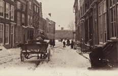 P-523 Gezicht op een besneeuwde Langeviele te Middelburg met op de voorgrond een paard met kar, op de achtergrond de ...