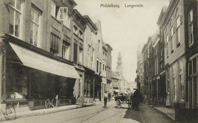 P-525 Middelburg. Langeviele.. Gezicht op de Langeviele te Middelburg met links de winkel van Brouwenaar en Van de ...