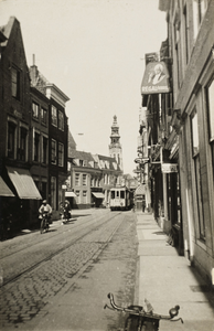 P-531 Gezicht op de overgang van de Langeviele en de Pottenmarkt te Middelburg met de tram. Op de achtergond de abdijtoren