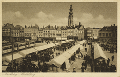 P-589 Marktdag Middelburg. Gezicht op de markt en de electrische tram op de Grote Markt te Middelburg. Op de ...