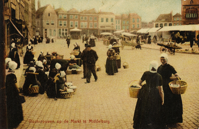 P-591 Vischvrouwen op de Markt te Middelburg.. Arnemuidse visvrouwen verkopen hun waren op de Grote Markt te Middelburg.