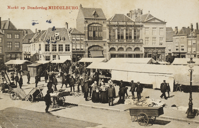 P-600 Markt op Donderdag. Middelburg.. Gezicht op de markt op de Grote Markt te Middelburg met op het dak van ...