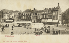 P-604 Middelburg Markt. Gezicht op uitgestalde waren en enkele kramen op de Grote Markt te Middelburg.