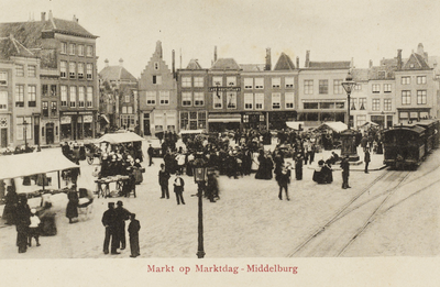 P-606 Markt op Marktdag - Middelburg. Gezicht op de markt en de stoomtram op de Grote Markt te Middelburg.