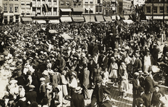 P-614 Gezicht op een overvolle Grote Markt te Middelburg; waarschijnlijk ter gelegenheid van de vijftigste verjaardag ...