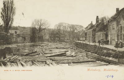 P-650 Molenberg. Middelburg.. Gezicht op de Molenberg en de Seisdam te Middelburg, met in het water hout van fa. Alberts.