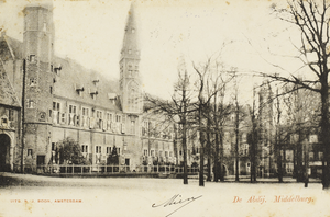 P-69 De Abdij. Middelburg.. Gezicht op het abdijplein te Middelburg met de S.P.Q.M.-poort en het rijksarchief.