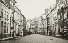 P-698 Gezicht op de Nieuwstraat te Middelburg met versieringen voor koninginnedag.