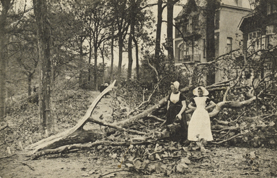 P-705 Verwoesting te Middelburg, na den storm van 30 September 1911.. Twee dames in dracht na de verwoestende storm van ...