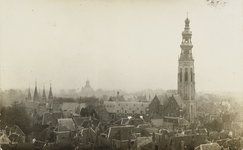 P-735 Panorama van de binnenstad van Middelburg met o.a. de Oostkerk, de abdij en de abdijtoren.