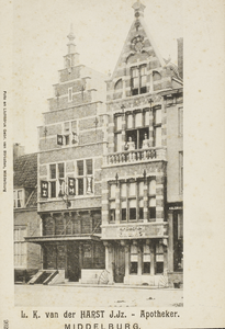P-758 L.K. van der Harst J.Jz. - Apotheker. Middelburg.. Gezicht op de gevel van apotheek L.K. van der Harst en ...