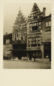 P-759 Gezicht op de gevel van de apotheek L.K. van der Harst en aangrenzende panden aan de Pottenmarkt te Middelburg