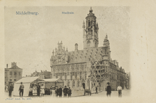 P-895 Middelburg. Stadhuis.. Gezicht op het, gedeeltelijk in de steigers staande, stadhuis te Middelburg. Op de ...