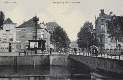 P-979 Middelburg Koningsbrug met stationstraat.. Gezicht op de Koningsbrug te Middelburg, overgaand in de ...