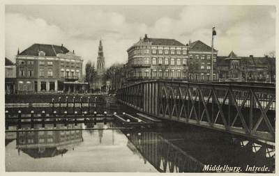 P-985 Middelburg. Intrede.. Gezicht op de Stationsbrug te Middelburg, met de Stationsstraat, de Blauwedijk (links) en ...