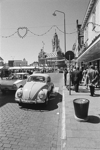 198 Gezicht op de Markt met marktkramen te Middelburg, gezien vanuit de Lange Delft