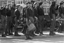 219 Dienstplichtige militairen bij de Stationsbrug te Middelburg