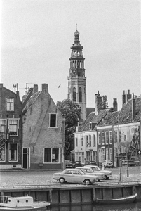 153 De Nieuwe Haven, hoek Sint Janstraat, te Middelburg met op de achtergrond de Abdijtoren
