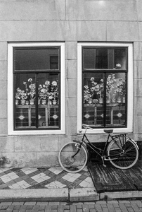 178 Een fiets voor een woning aan de Brakstraat te Middelburg