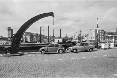 180 De Havenkraan met rechts een tankstation op de Rotterdamsekaai te Middelburg