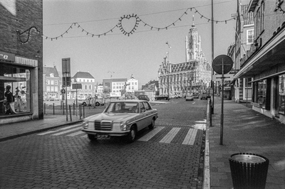 196 Gezicht op de Markt te Middelburg vanuit de Lange Delft