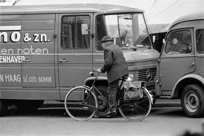234 Een man op de fiets op de Markt te Middelburg