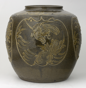 1 Chinese donkerbruin geglazuurde aardewerken voorraadpot, voorzien van vier reliefmedaillons met een florale en ...