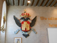 104 Groot gebeeldhouwd wapen van de stad Middelburg met dubbelkoppige adelaar, keizerskroon en banderol met de letters ...