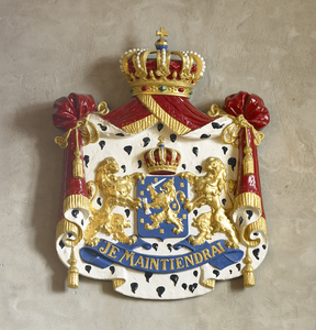 105 Harer Majesteits Wapen, rijkswapen: hermelijnen mantel met kroon boven het rijkswapen, met wapenspreuk 'Je ...