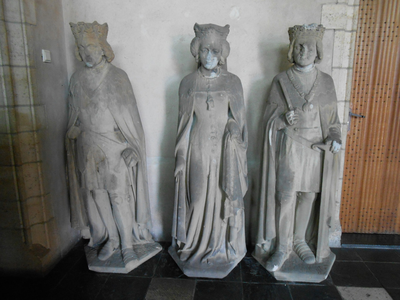 119 Drie gravenbeelden (twee graven en een gravin) die bedoeld waren voor de voorgevel van het stadhuis. Het betreft ...