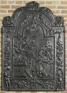 122 Gietijzeren haardplaat met relief in een decor van Koning David