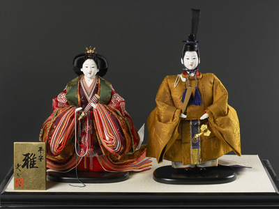 131 Geisha pop en Samurai pop, beide op standaard in vitrine, Japan