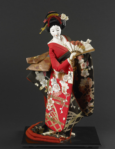 134 Geisha pop op standaard in vitrine, Japan