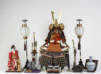 135 Diverse objecten: Samurai uitrusting, metaal en zijde, incl. troon, hoogte 80 cm. Twee lampionnen, hout, metaal, en ...