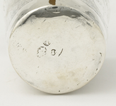147 Zilveren Kiddush bekertje met gegraveerde Hebreeuwse inscriptie, op gepunterd grondje, onbekend meesterteken, Middelburg