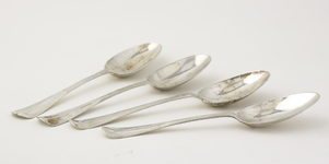 157 Zilveren bestek bestaande uit vier lepels en een vork, diverse zilversmeden, Middelburg