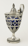 158 Zilveren mosterdpot met blauwglazen binnenbakje, met een scharnierend deksel, de knop in de vorm van een artisjok, ...