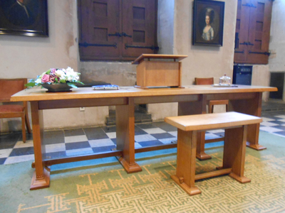 16 Zogenaamde Zeeuwse tafel (met stermotieven) in gebruik bij de ambtenaar van de Burgerlijke Stand, Bij de tafel horen ...
