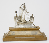 166 Zilveren miniatuur model van een Kogge schip, staande op houten sokkeltje, voorzien van een zilveren plaatje met de ...