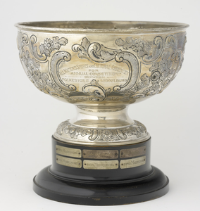 168 Zilveren schaal met floraal reliëfdecor, met gegraveerde tekst All Nations Sports And Cultural Association For ...