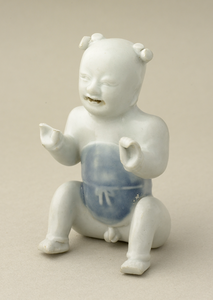 245 Blanc de Chine beeldje voorstellende een naakt lachend jongetje, blauw gedecoreerde buik. Afkomstig uit het wrak ...