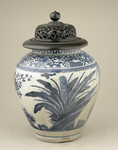 252 Porseleinen pot met houten deksel, de pot blauw decor van personages in een landschap, Japan, Arita