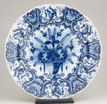 253 Set van vijf aardewerken schotels met blauw decor van een bloemenmand, enkele gekenmerkt De Klaauw, Delft