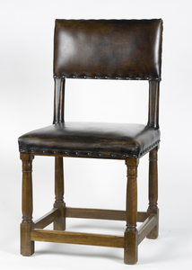 274 Set van 12 notenhouten stoelen, met kolompoten, verbonden door twee regels, de zitting en de rug met oud gemaakt ...