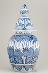 279 Set van drie balustervormige aardewerken dekselpotten met blauw floraal decor, de schouder met afhangende ...