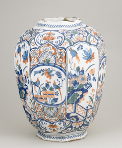 281 Stel aardewerken dekselpotten, hoekig en geribd model met een polychroom floraal decor, Delft, deksels manco