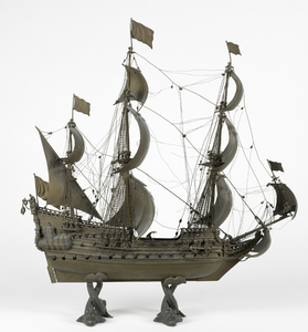 283 Messing scheepsmodel van het 17de-eeuwse schip 'De Zeven Provincën' '(vlaggenschip van Michiel de Ruyter) op twee ...
