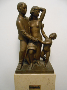 309 Man, vrouw en een naakt jongetje, bronzen beeldengroep staande op marmeren sokkel, voorzien van koperen plaatje met ...