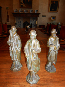 328 Oorspronkelijk waarschijnlijk vier, nu drie bronzen beeldjes, voorstellende Middeleeuwse ridders in harnas met schild