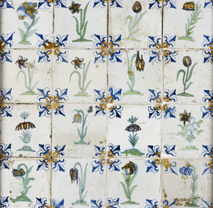 33 Eén van 12 polychroom gedecoreerde 4 x 4 tegeltableaus, met voorstellingen van bloemen (waaronder tulpen), vogels en ...